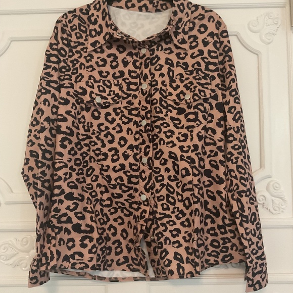New XL. Women’s Leopard  button up shirt with long sleeves and two front pockets - Picture 2 of 12